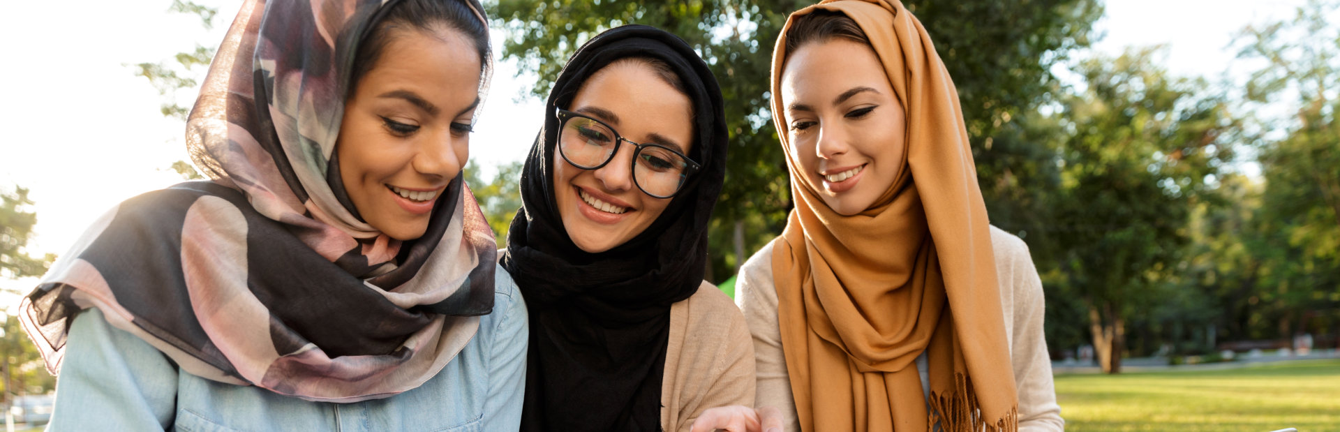 smlimg female muslim wearing eye glasses